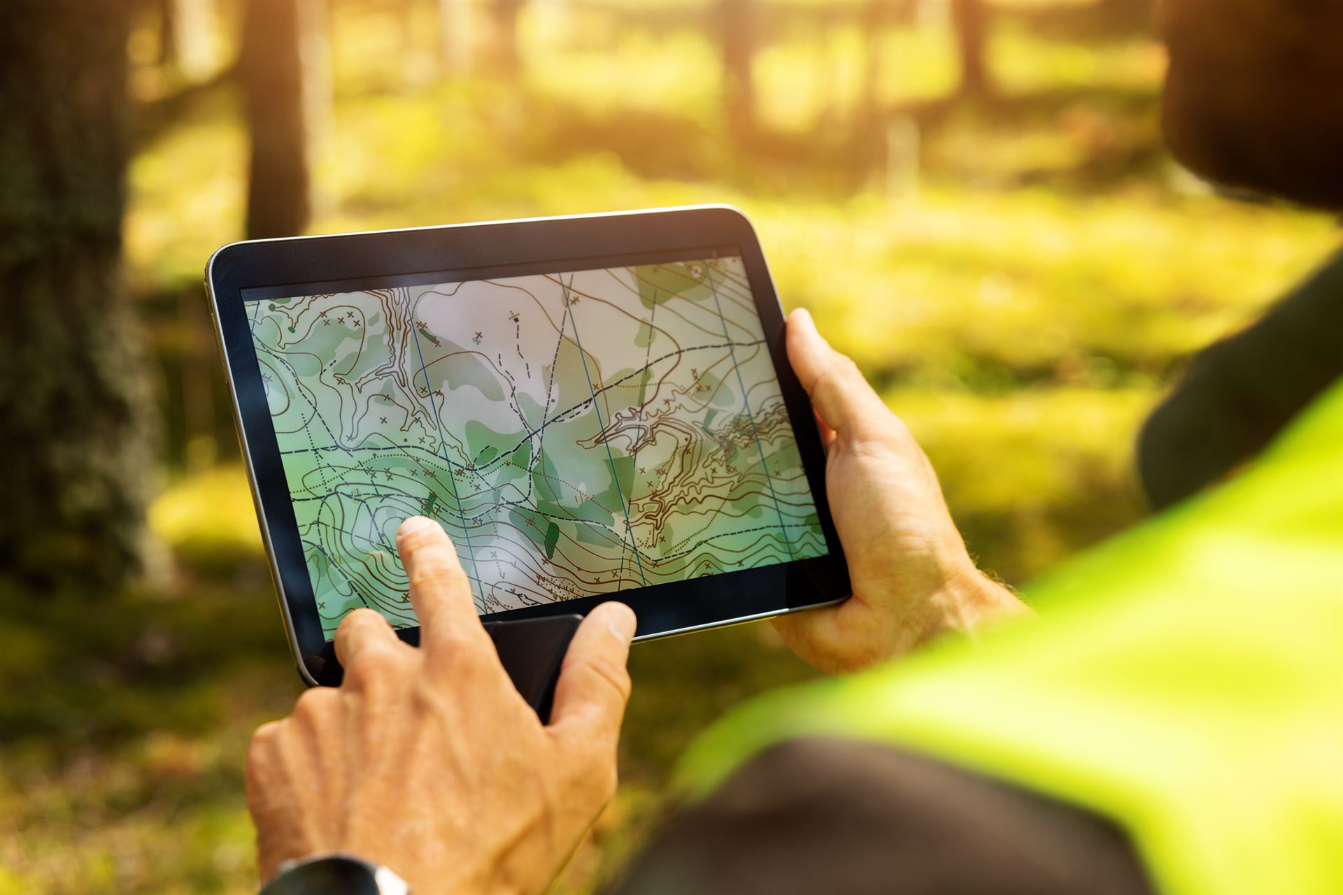 surveyor working with forest topography map in digital tablet. land surveying Plan topographique à Saint-Dié des Vosges
